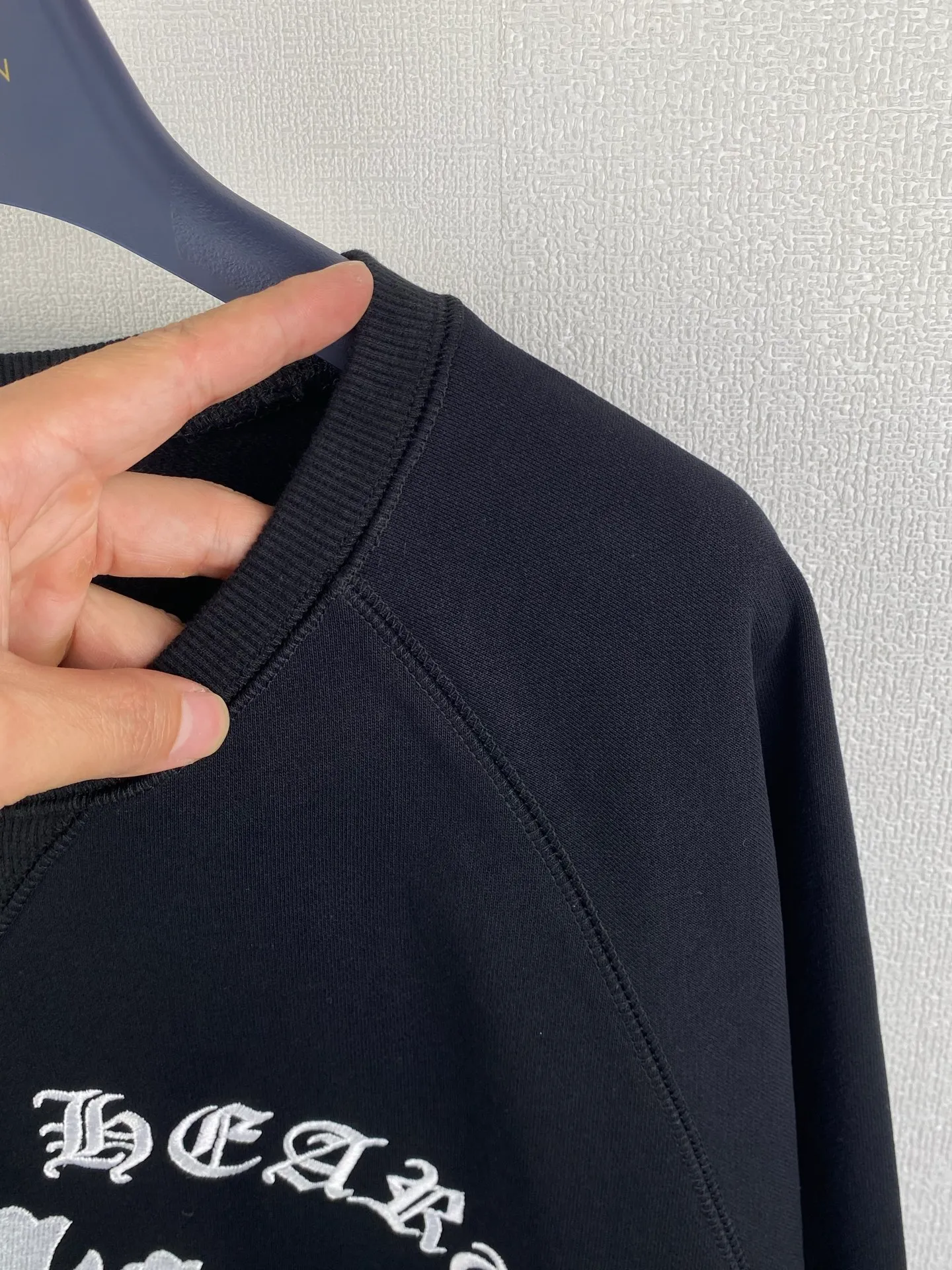 P440 Chrome Hearts cross embroidery sweatshirt ●Authentic 12200 purchase and development ●380g Korean cotton and linen sweatshirt 100% cotton ●380g 2*2 matching high-end brand rib ●Fabrics fermentation wash. ●Imported embroidery ●Customized 1:1 hardware ●Customized 1:1 leather label ●Customized 1:1 trademark ●Loose version ●Size: S M L XL